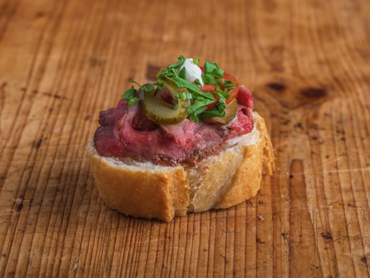 Weißbrot Canape Roastbeef - bärlifood Business Catering