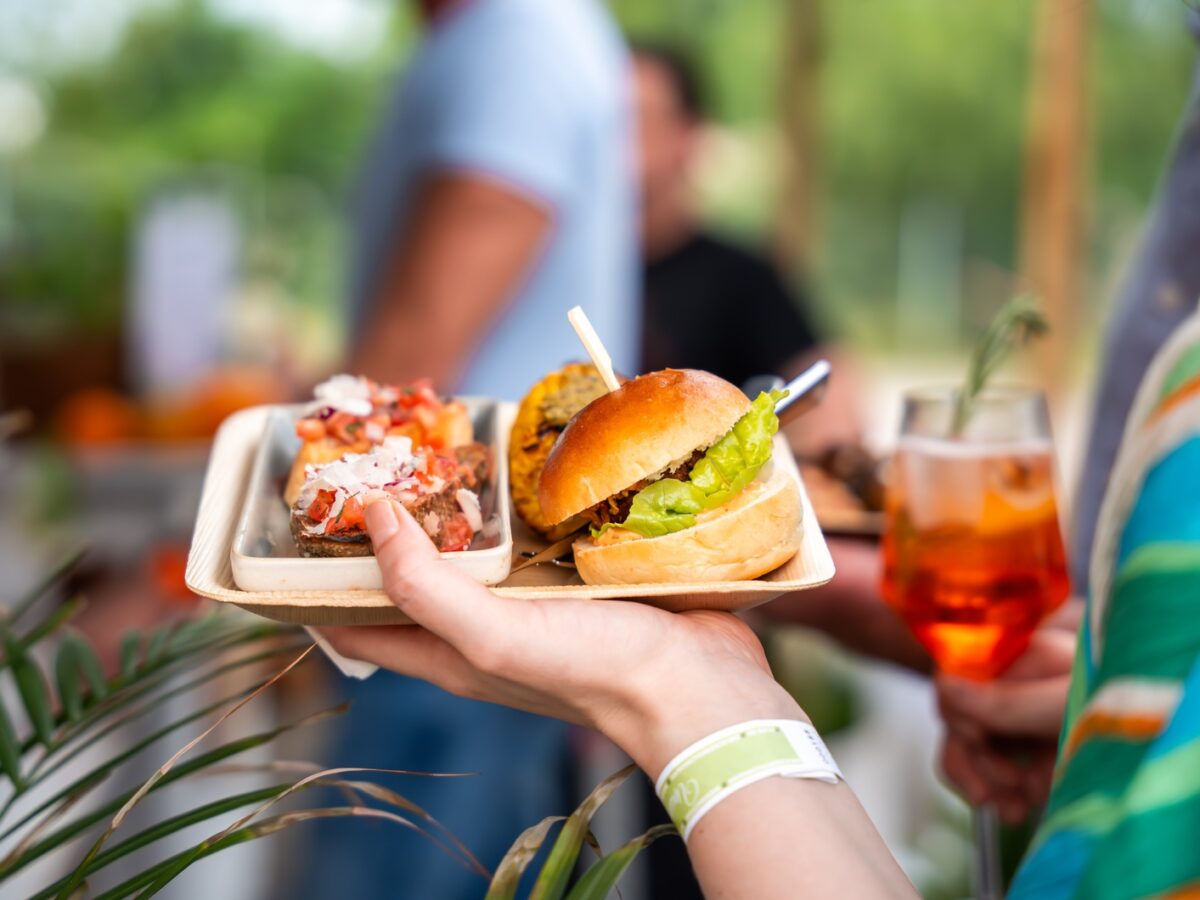 Grillcatering, Brioche-Burger, Flammlachs und weitere frische Gerichte, live vor Ort zubereitet, um Ihr Event zu bereichern und Gäste zu begeistern.