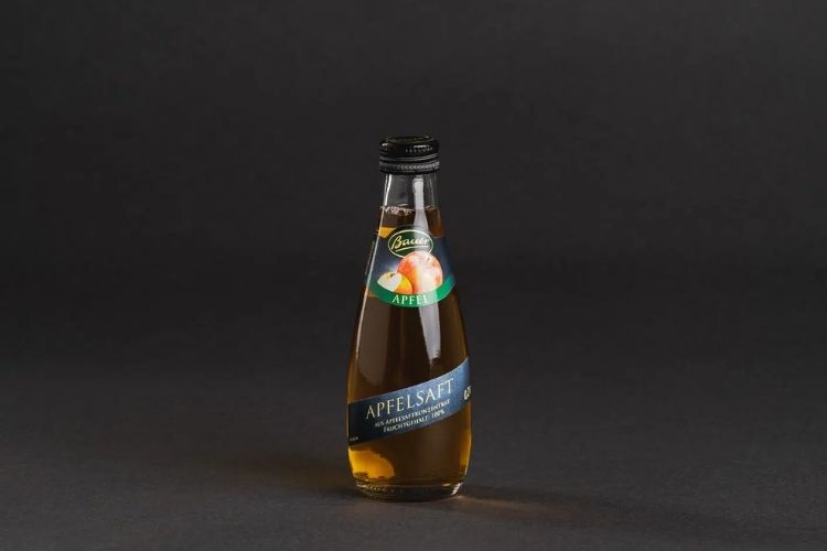 Kleine Flasche Apfelsaft als Getränk für Catering Lieferungen, Meetings und Office Verpflegung