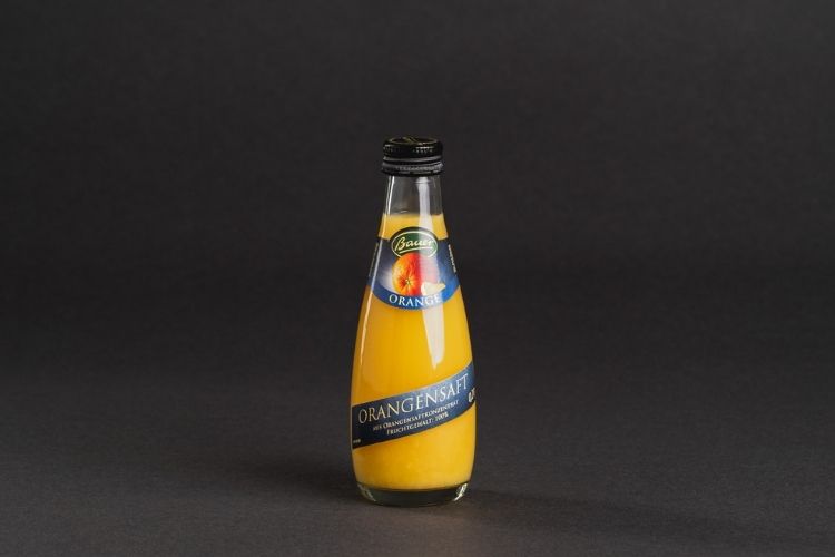 Kleine Flasche Orangensaft als Einzelgetränk für Catering Bestellungen und Business Meetings in Berlin