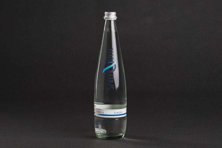 Mineralwasser mit Kohlensäure in 0,75 Liter Flasche