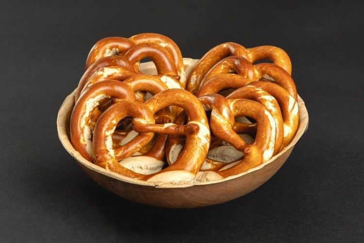 10 Butterbrezeln im Korb als herzhafte Snack Auswahl