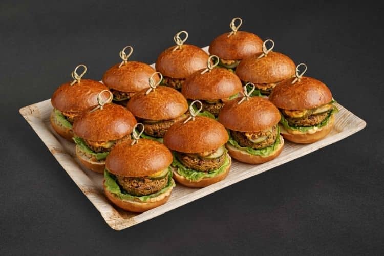 Kleine Brioche Burger mit Falafel als vegane Snack Auswahl