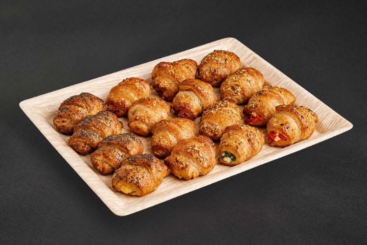 Mini Croissants auf Palmblattplatte für Frühstück Catering Berlin