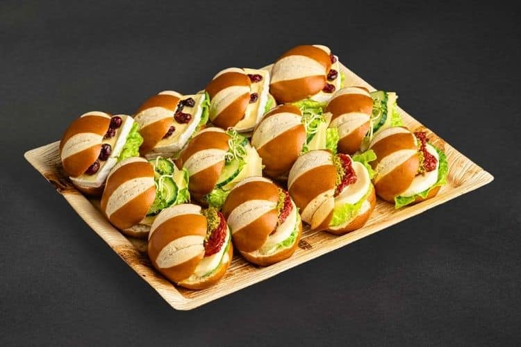 Mini Laugen Sandwiches mit vegetarischer Füllung