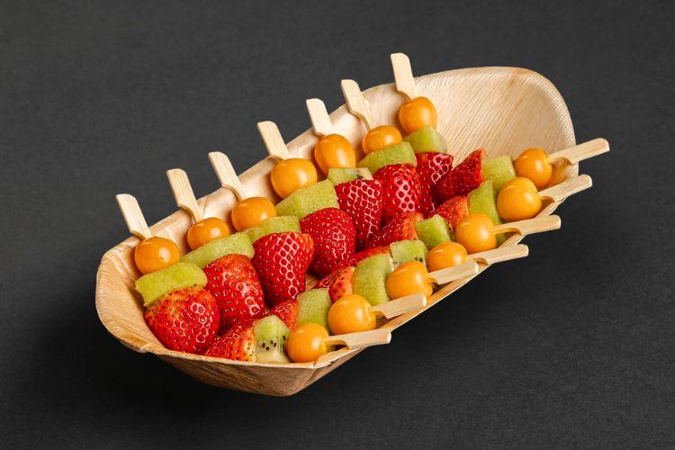 Spieße mit Obst und Physalis als frische Snack Auswahl