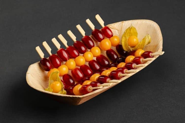 Spieße mit Obst und Physalis als frische Snack Auswahl