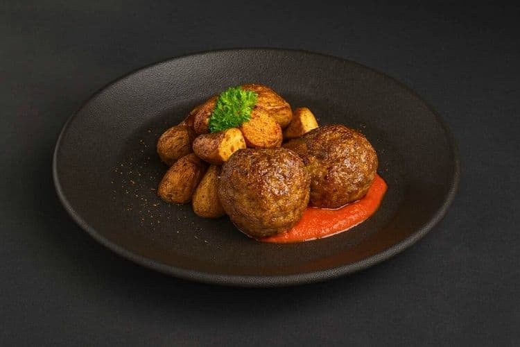 Berliner Boulette mit Röstkartoffeln als warmes Gericht für Business Catering und Lunch