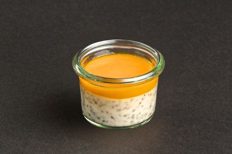 Chia Pudding mit Mango im Weckglas angerichtet