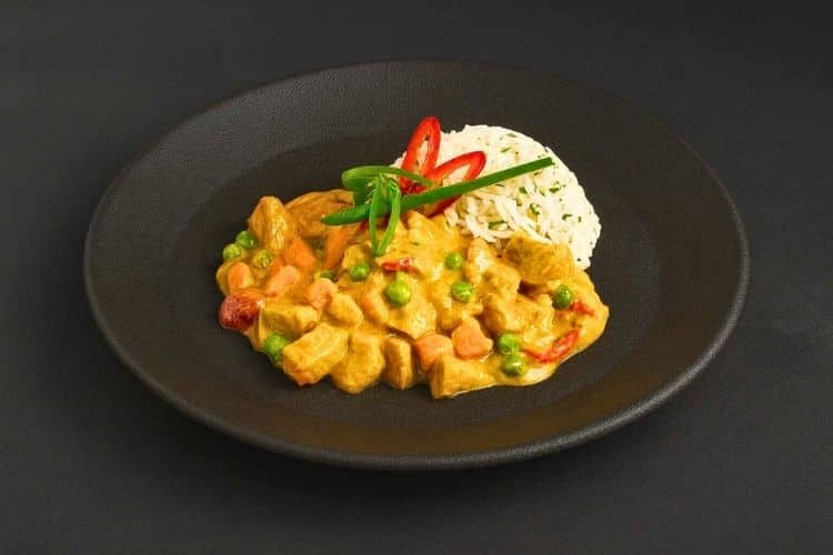 Chicken Curry mit Basmatireis als warmes Gericht bei einem Business Catering für ein Team Lunch in Berlin