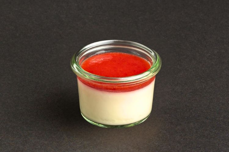 Panna Cotta mit Erdbeeren im Weckglas angerichtet
