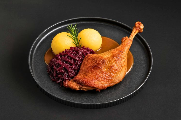 Catering Berlin Adlershof mit Gänsekeule, Rotkohl und Bio-Knödel für Weihnachtscatering und Firmenveranstaltung