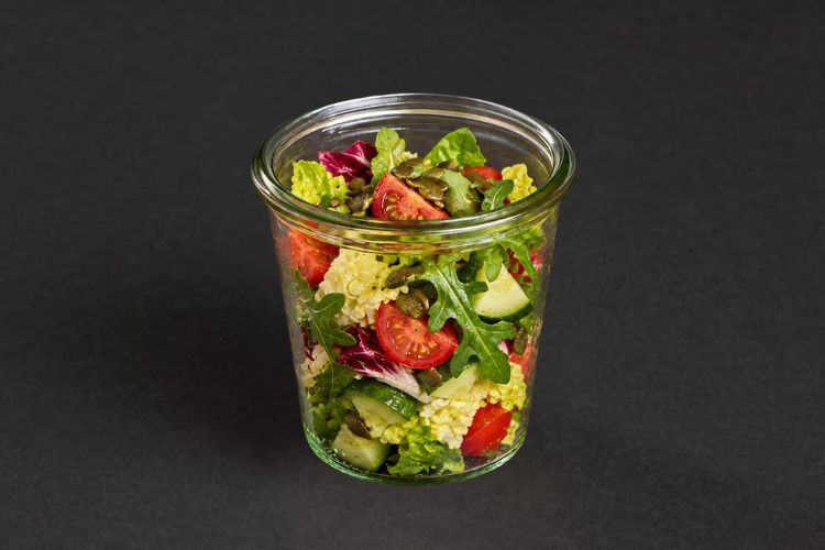 Gartensalat im Glas mit Tomate, Gurke und Kürbiskernen für Business Catering