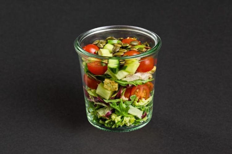 Frischer Salat als Beilage für Firmencatering in Berlin