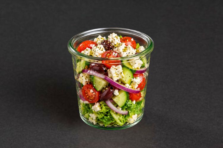 Griechischer Salat im Glas mit Feta, Tomate, Gurke und Oliven für Catering in Berlin