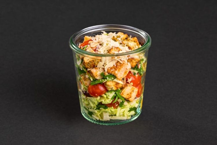 Hähnchen Parmesan Salat für Business Catering und Meeting als frische Option