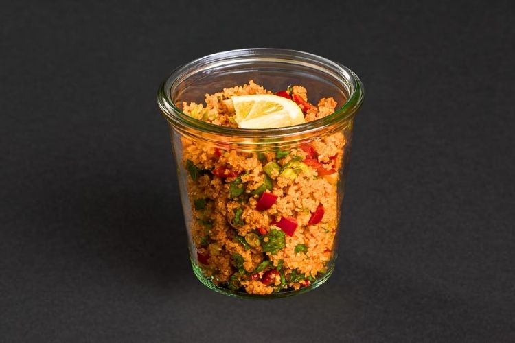 Kisir Salat mit Bulgur, Kräutern und Paprika im Glas serviert für ein veganes Catering Angebot