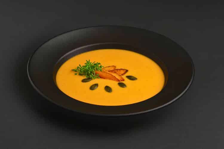 Kürbis Ingwer Suppe als warmes Catering in Berlin für Business Lunch und leichte vegetarische Büroverpflegung