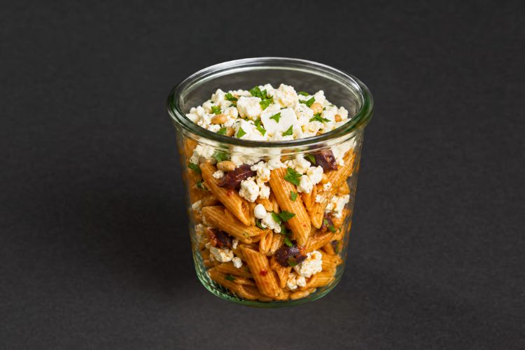 Mediterraner Nudelsalat im Glas für Büro Catering in Berlin