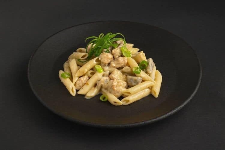 Pasta mit Hähnchenbrust als klassisches warmes Catering Gericht für Meetings und Business Lunch in Berlin