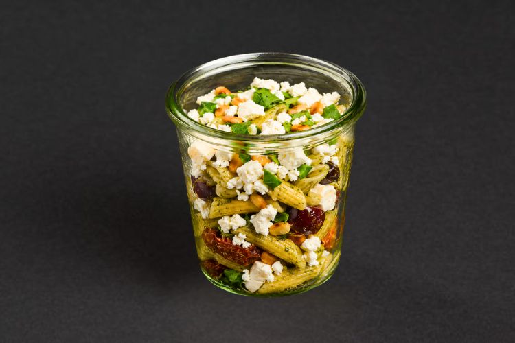 Pasta Salat Genovese im Glas für Büro Catering in Berlin