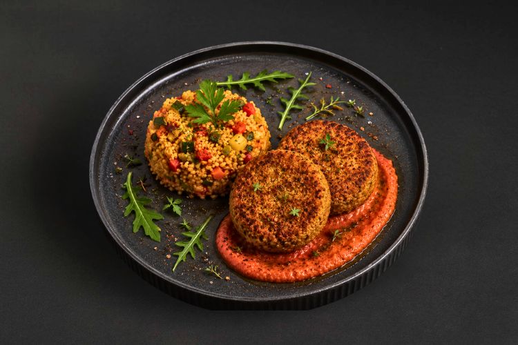 Catering Berlin Adlershof mit Quinoa Bratling und Gemüsereis für vegetarisches Office Catering und Business Lunch
