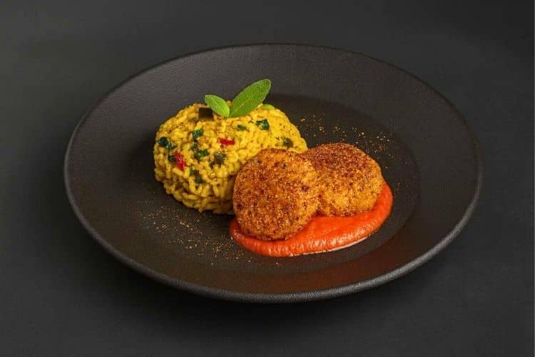 Quinoa Bratling mit Gemüsereis als veganes Gericht für Lunch und Catering