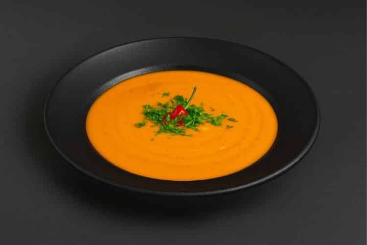 Süßkartoffel Kokos Suppe für Business Catering in Berlin als warme vegane Option