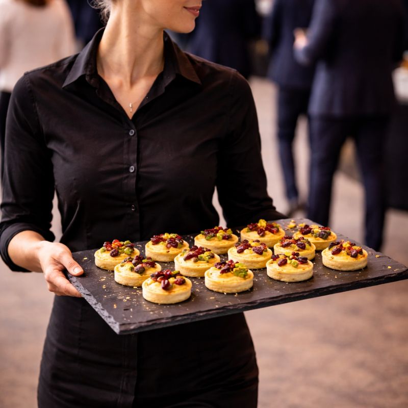 Servicekraft mit Fingerfood Canapés bei Business Event und Flying Food Catering in Berlin