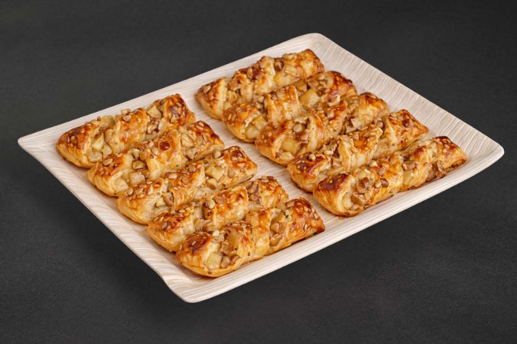 Apfel Walnuss Stangen mit fruchtiger Füllung und Nüssen als süße Catering Option