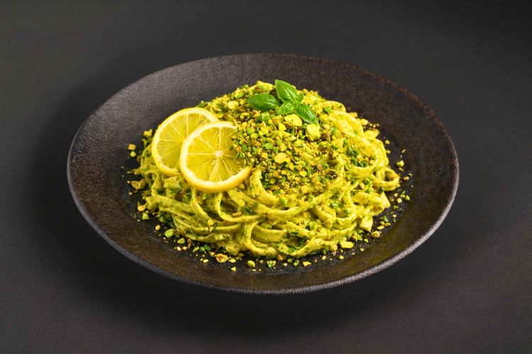 Pasta mit Zitronenpesto, Pistazien und frischen Kräutern als leichte vegetarische Catering Option