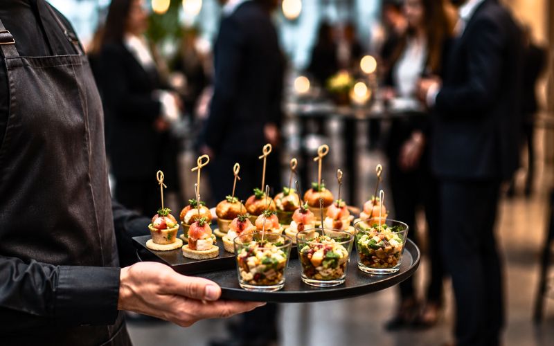 Flying Food Catering Berlin mit servierten Fingerfood Gläsern und Canapés auf Corporate Event