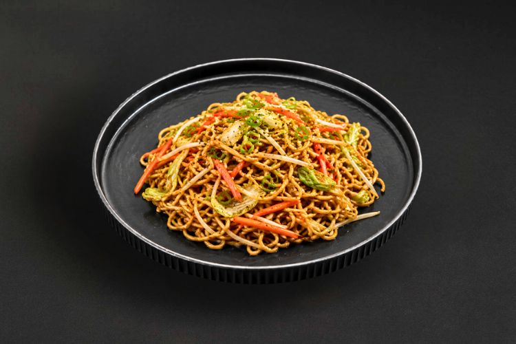 Vegetarische Mie Nudeln mit Wokgemüse für warmes Büro Catering in Berlin