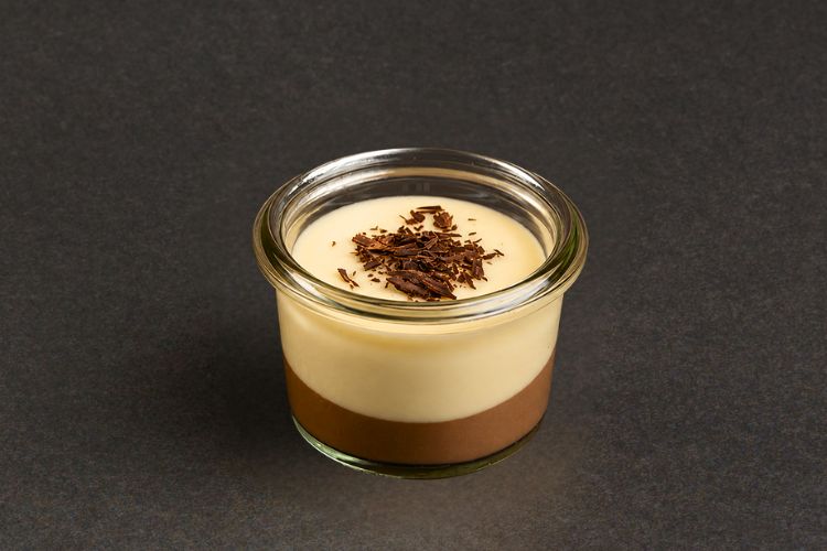 Dark White Mousse im Glas mit Schokolade für Dessert Catering in Berlin