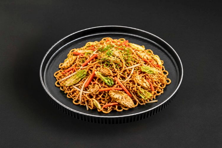 Mie Nudeln mit Hähnchen und Wokgemüse für warmes Büro Catering in Berlin