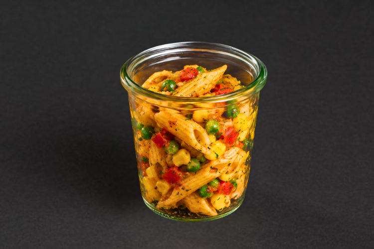Nudelsalat mit Paprika und Mais im Glas für Business Catering in Berlin