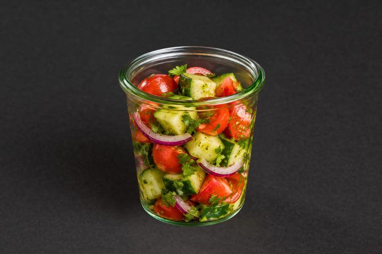 Tomaten-Gurken-Salat im Glas für Office Catering in Berlin